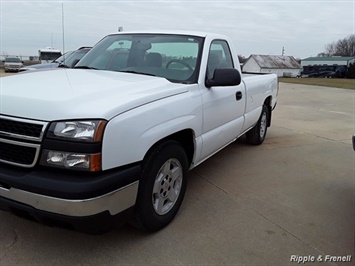 2006 Chevrolet Silverado 1500 Work Truck   - Photo 4 - Davenport, IA 52802