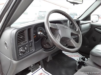 2006 Chevrolet Silverado 1500 Work Truck   - Photo 11 - Davenport, IA 52802