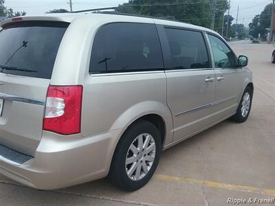 2013 Chrysler Town & Country Touring - Photo 6 - Davenport, IA 52802