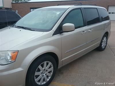 2013 Chrysler Town & Country Touring - Photo 3 - Davenport, IA 52802