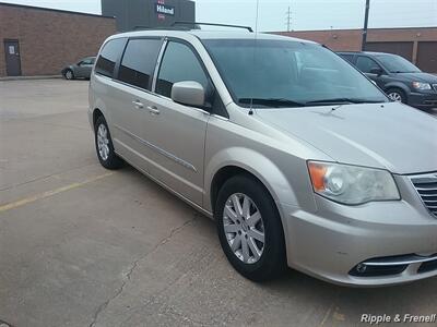 2013 Chrysler Town & Country Touring - Photo 4 - Davenport, IA 52802