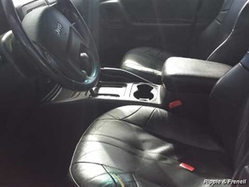 2002 Jeep Grand Cherokee Laredo   - Photo 3 - Davenport, IA 52802