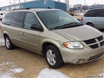 2007 Dodge Grand Caravan SXT   - Photo 2 - Davenport, IA 52802