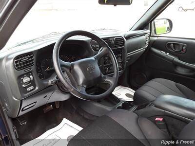 2004 Chevrolet S-10 LS 4dr Crew Cab LS   - Photo 5 - Davenport, IA 52802