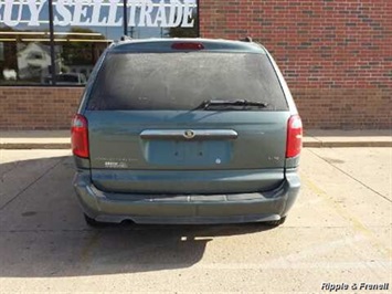 2005 Chrysler Town & Country LX   - Photo 4 - Davenport, IA 52802