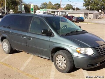 2005 Chrysler Town & Country LX   - Photo 1 - Davenport, IA 52802