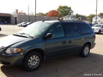 2005 Chrysler Town & Country LX   - Photo 2 - Davenport, IA 52802