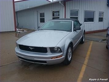 2006 Ford Mustang V6 Standard   - Photo 1 - Davenport, IA 52802