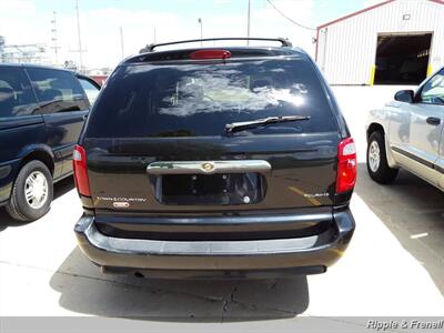 2007 Chrysler Town & Country Touring   - Photo 11 - Davenport, IA 52802