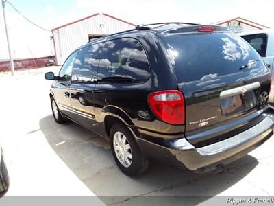 2007 Chrysler Town & Country Touring   - Photo 10 - Davenport, IA 52802