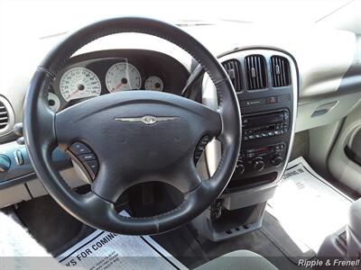 2007 Chrysler Town & Country Touring   - Photo 5 - Davenport, IA 52802