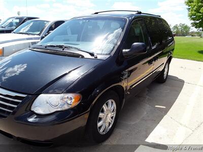 2007 Chrysler Town & Country Touring   - Photo 3 - Davenport, IA 52802