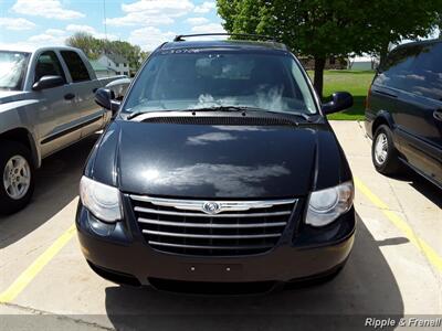 2007 Chrysler Town & Country Touring   - Photo 1 - Davenport, IA 52802