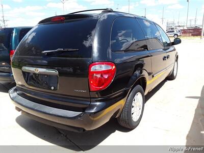 2007 Chrysler Town & Country Touring   - Photo 12 - Davenport, IA 52802