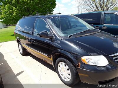 2007 Chrysler Town & Country Touring   - Photo 15 - Davenport, IA 52802