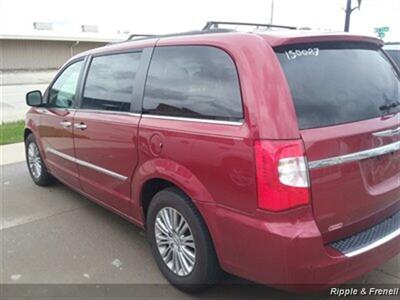 2015 Chrysler Town & Country Touring-L   - Photo 7 - Davenport, IA 52802