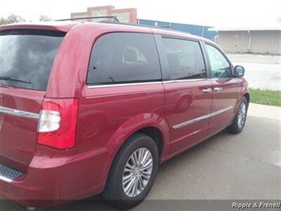 2015 Chrysler Town & Country Touring-L   - Photo 6 - Davenport, IA 52802