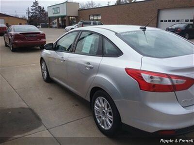 2012 Ford Focus SE   - Photo 7 - Davenport, IA 52802