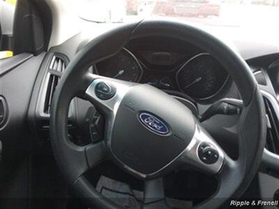 2012 Ford Focus SE   - Photo 12 - Davenport, IA 52802