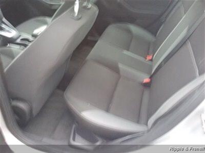 2012 Ford Focus SE   - Photo 9 - Davenport, IA 52802