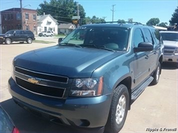 2010 Chevrolet Suburban LS 1500   - Photo 1 - Davenport, IA 52802