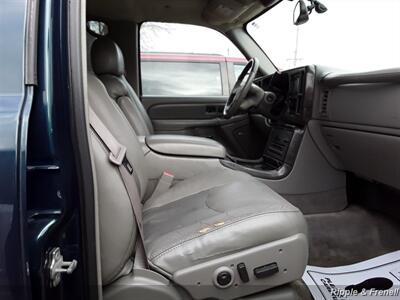 2005 GMC Yukon XL Denali   - Photo 11 - Davenport, IA 52802