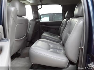 2005 GMC Yukon XL Denali   - Photo 6 - Davenport, IA 52802