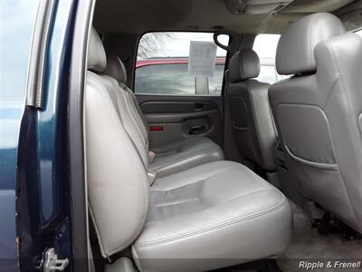 2005 GMC Yukon XL Denali   - Photo 10 - Davenport, IA 52802