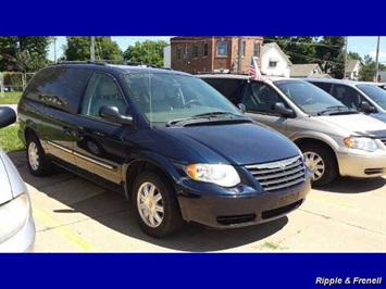 2005 Chrysler Town & Country Signature Series   - Photo 1 - Davenport, IA 52802