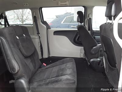 2017 Dodge Grand Caravan SE   - Photo 9 - Davenport, IA 52802