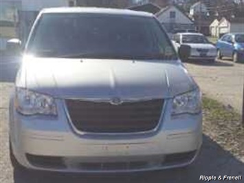 2008 Chrysler Town & Country LX   - Photo 2 - Davenport, IA 52802