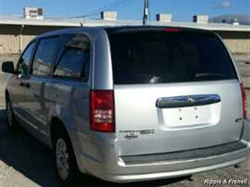 2008 Chrysler Town & Country LX   - Photo 3 - Davenport, IA 52802