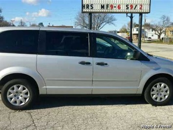 2008 Chrysler Town & Country LX   - Photo 1 - Davenport, IA 52802