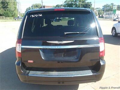 2014 Chrysler Town & Country Touring   - Photo 5 - Davenport, IA 52802