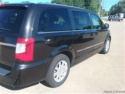 2014 Chrysler Town & Country Touring   - Photo 6 - Davenport, IA 52802