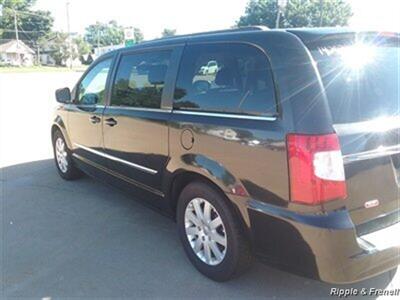 2014 Chrysler Town & Country Touring   - Photo 7 - Davenport, IA 52802