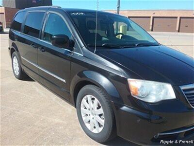 2014 Chrysler Town & Country Touring   - Photo 4 - Davenport, IA 52802