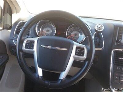 2014 Chrysler Town & Country Touring   - Photo 14 - Davenport, IA 52802