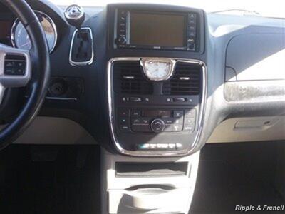 2014 Chrysler Town & Country Touring   - Photo 15 - Davenport, IA 52802