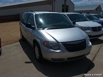 2005 Chrysler Town & Country Touring   - Photo 1 - Davenport, IA 52802