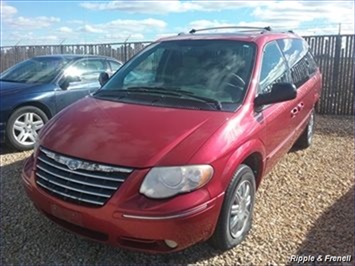 2005 Chrysler Town & Country Limited   - Photo 1 - Davenport, IA 52802