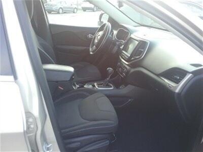 2015 Jeep Cherokee Latitude   - Photo 10 - Davenport, IA 52802