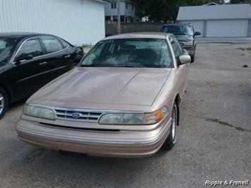 1996 Ford Crown Victoria LX   - Photo 1 - Davenport, IA 52802