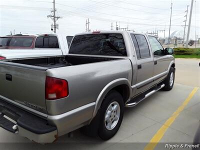 2003 Chevrolet S-10 LS 4dr Crew Cab LS   - Photo 10 - Davenport, IA 52802