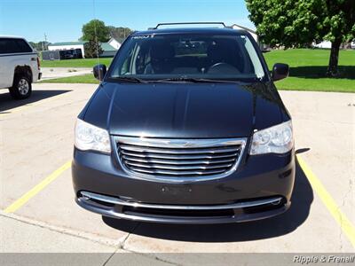 2014 Chrysler Town & Country Touring   - Photo 1 - Davenport, IA 52802