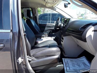 2014 Chrysler Town & Country Touring   - Photo 13 - Davenport, IA 52802