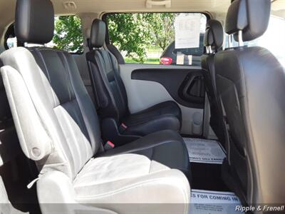 2014 Chrysler Town & Country Touring   - Photo 11 - Davenport, IA 52802