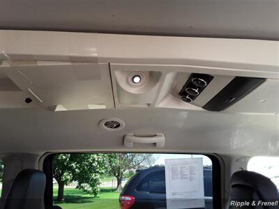 2014 Chrysler Town & Country Touring   - Photo 12 - Davenport, IA 52802