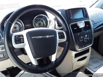 2014 Chrysler Town & Country Touring   - Photo 6 - Davenport, IA 52802