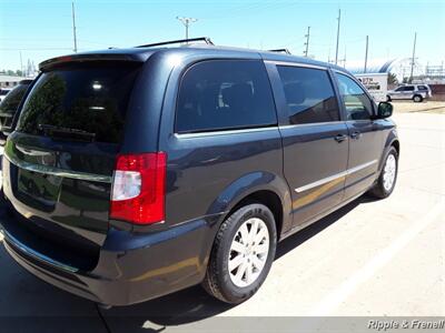 2014 Chrysler Town & Country Touring   - Photo 10 - Davenport, IA 52802